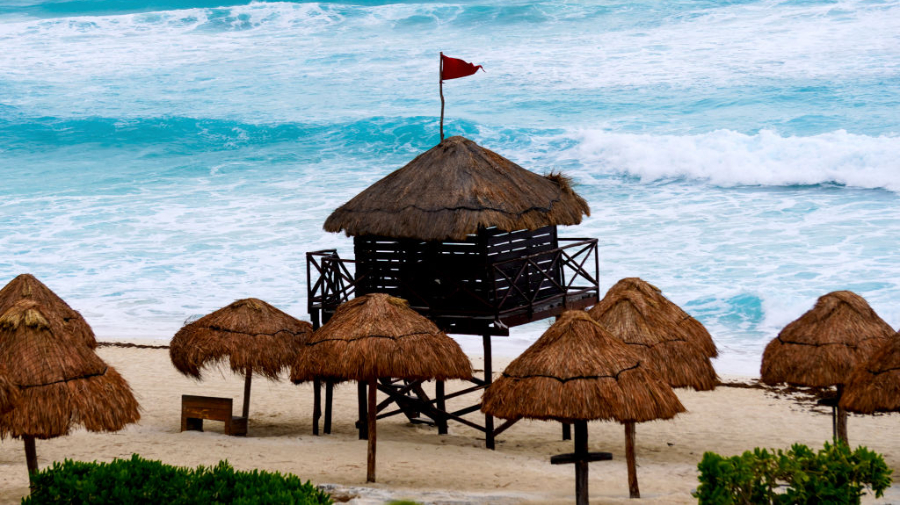 Huracán Rafael avanza en el Caribe con fuertes lluvias y vientos para el sureste mexicano