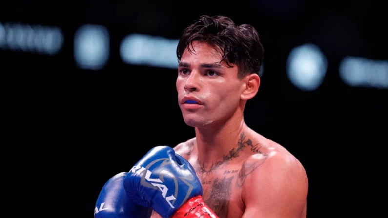 Ryan García mira mientras se enfrenta a Oscar Duarte durante su pelea de peso welter en el Toyota Center en Houston, Texas, el 2 de diciembre de 2023. (Carmen Mandato/Getty Images)