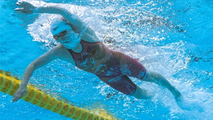 Una vista submarina muestra a la china Li Bingjie en una eliminatoria de la prueba femenina de natación de 400 metros estilo libre durante los Juegos Olímpicos de Tokio 2020 en el Centro Acuático de Tokio, en Tokio, el 25 de julio de 2021. (François-Xavier Marit/AFP vía Getty Images)
