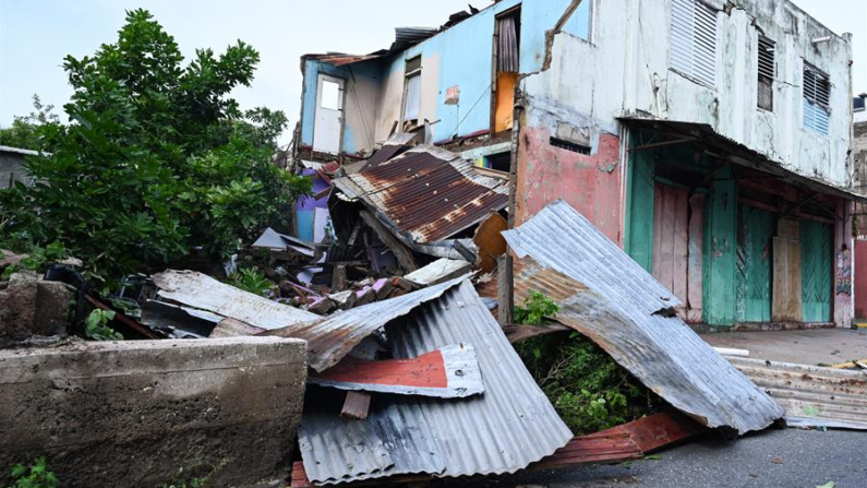 Fotografía de una casa dañada debido al paso del huracán Beryl el 4 de julio de 2024 en Kingston (Jamaica). EFE/Rudolph Brown