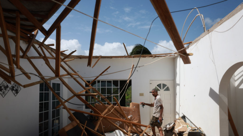 Everton Evanks camina por su sala de estar después de que el techo de la casa fue arrancado por los vientos del huracán Beryl a su paso por la zona el 04 de julio de 2024 en Saint Elizabeth Parish, Jamaica.(Joe Raedle/Getty Images)