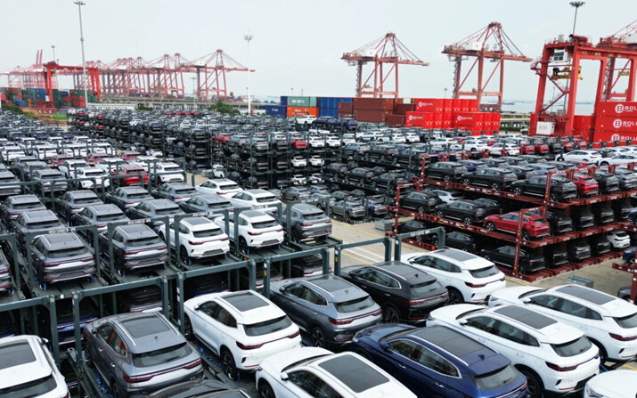 Coches eléctricos BYD apilados en la terminal internacional de contenedores del puerto de Taicang en el puerto de Suzhou, en la provincia oriental china de Jiangsu, el 11 de septiembre de 2023. (AFP vía Getty Images)
