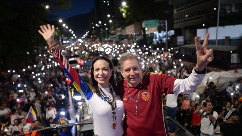 El candidato presidencial venezolano Edmundo González y la líder opositora María Corina Machado asisten a un acto de campaña en Caracas (Venezuela) el 4 de julio de 2024. (Gabriela Oraa/AFP vía Getty Images)