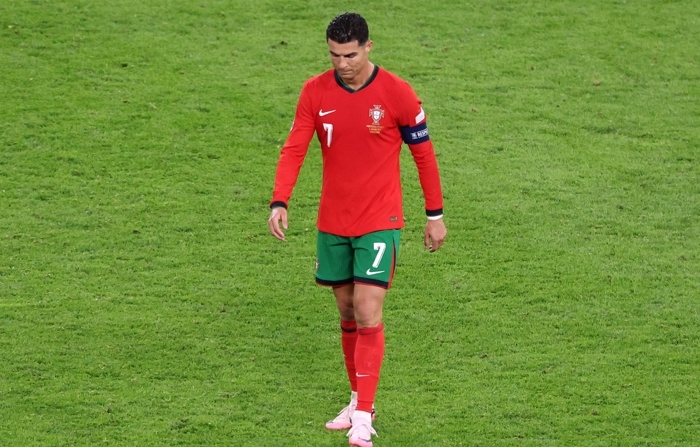 Cristiano Ronaldo tras el partido de cuartos de la Eurocopa que jugaron Francia y Portugal en Hamburgo, Alemania. (EFE/EPA/ABEDIN TAHERKENAREH)