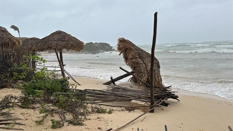 Fotografía donde se observa la entrada del huracán Berly, el 5 de julio de 2024 al municipio de Felipe Carrillo Puerto en Quintana Roo (México). EFE/Alonso Cupul