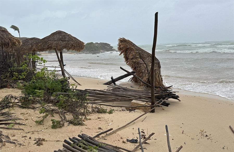 México ya no prevé otro impacto en tierra del ciclón Beryl