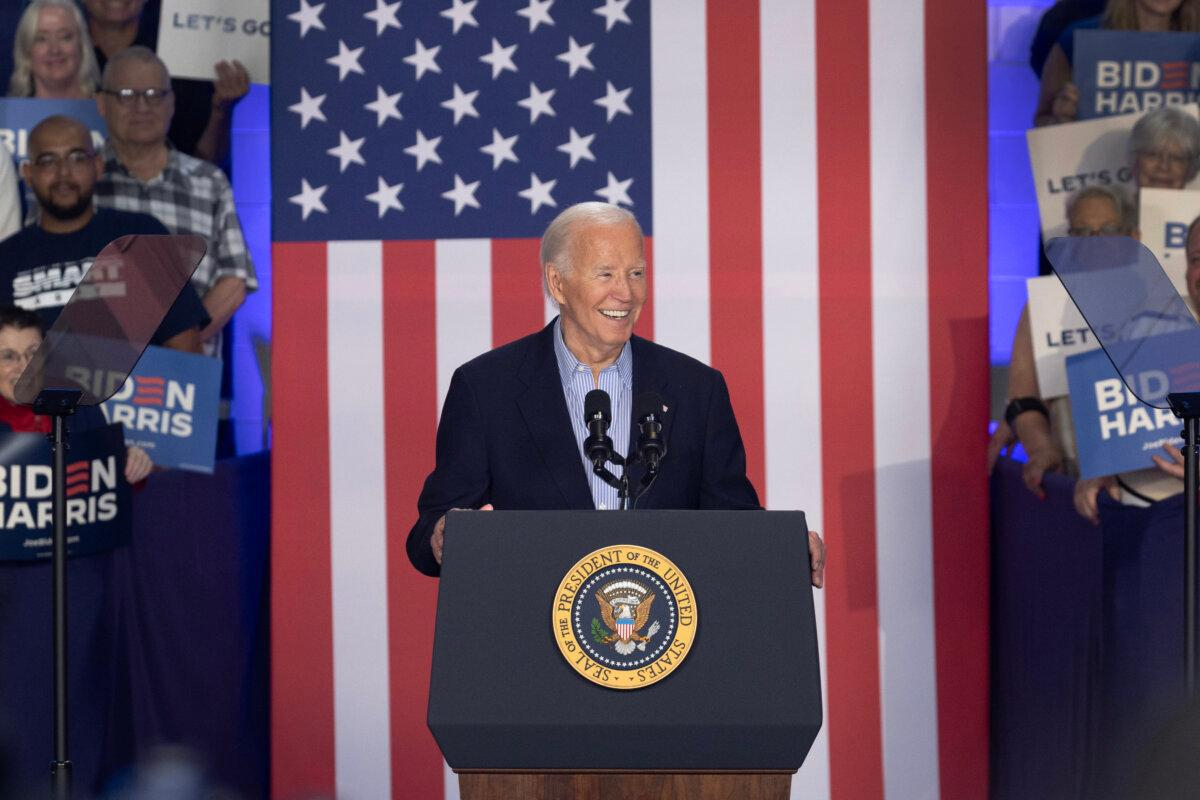 El presidente Joe Biden habla a sus partidarios durante un mitin de campaña en la Sherman Middle School de Madison, Wisconsin, el 5 de julio de 2024. (Scott Olson/Getty Images)