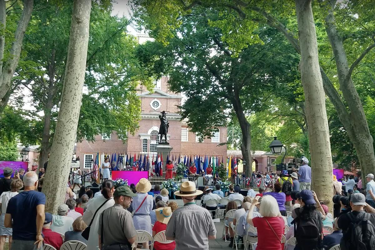 La alcaldesa de Filadelfia, Cherelle Parker, rinde homenaje a varias personas en la Ceremonia de Celebración de la Libertad el 4 de julio de 2024. (Andrew Li/The Epoch Times)