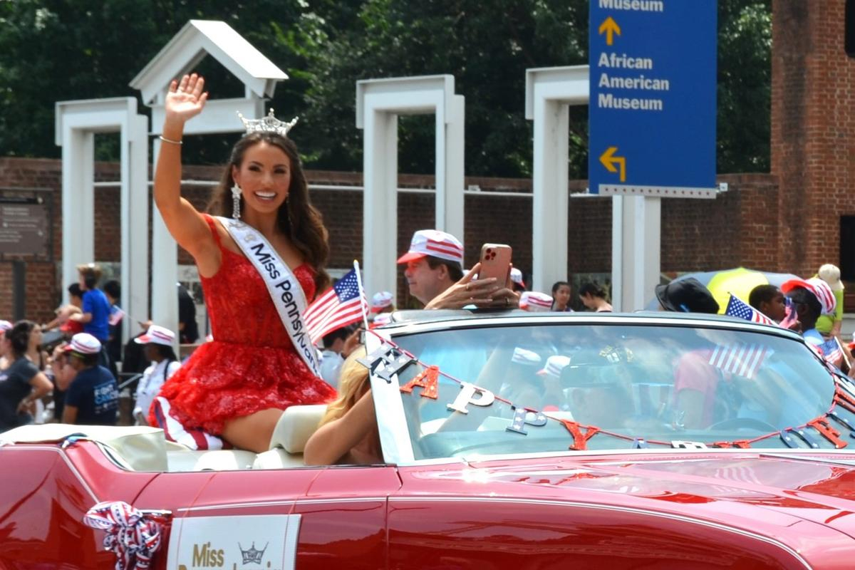 Paige Weinstein, Miss Pensilvania 2024, asiste al Desfile del Día de la Independencia de Filadelfia el 4 de julio de 2024. (Frank Liang/The Epoch Times)