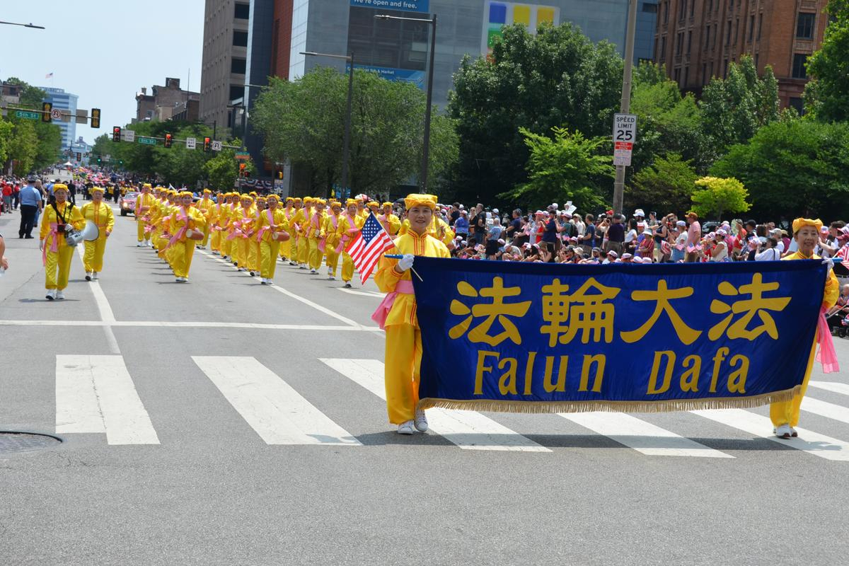 El Grupo de Tamborines de Falun Dafa de Nueva York asiste al Desfile del Día de la Independencia de Filadelfia el 4 de julio de 2024. (Frank Liang/The Epoch Times)