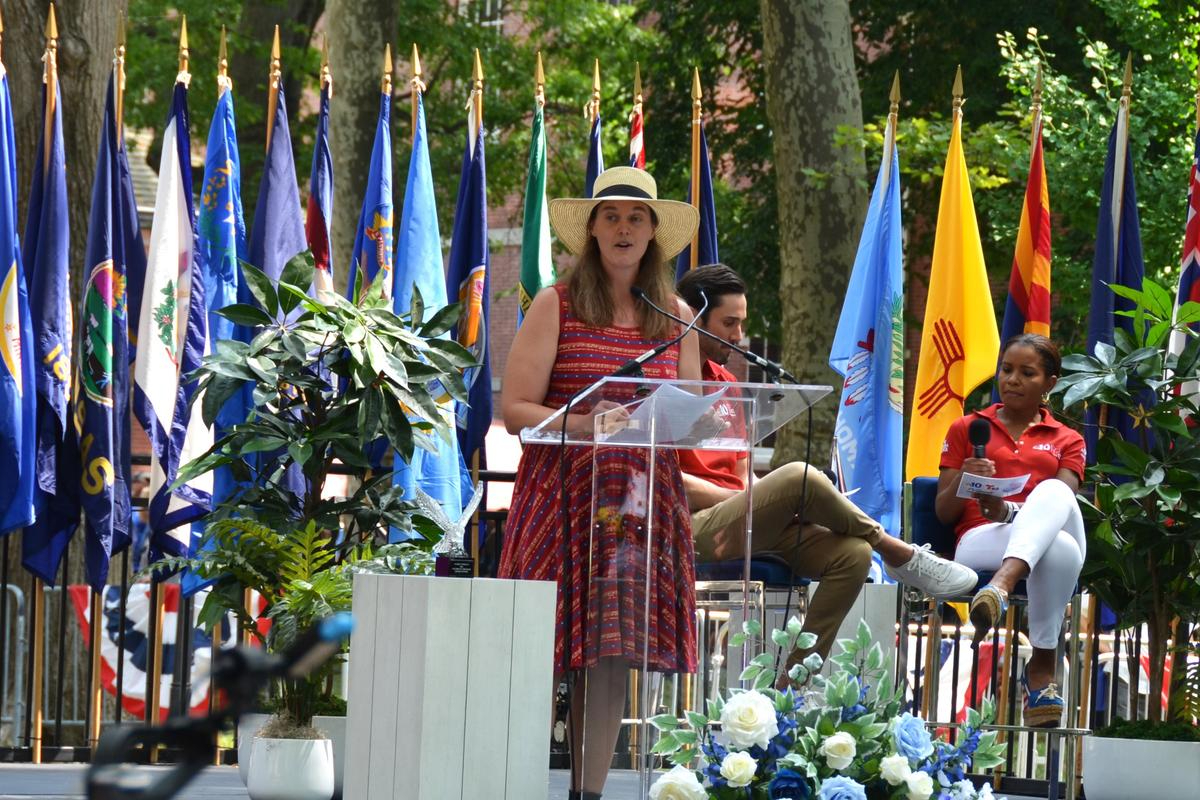 Naomi Connelly, ganadora del Gran Premio Celebra la Libertad, habla en la Ceremonia de Celebración de la Libertad el 4 de julio de 2024. (Frank Liang/The Epoch Times)