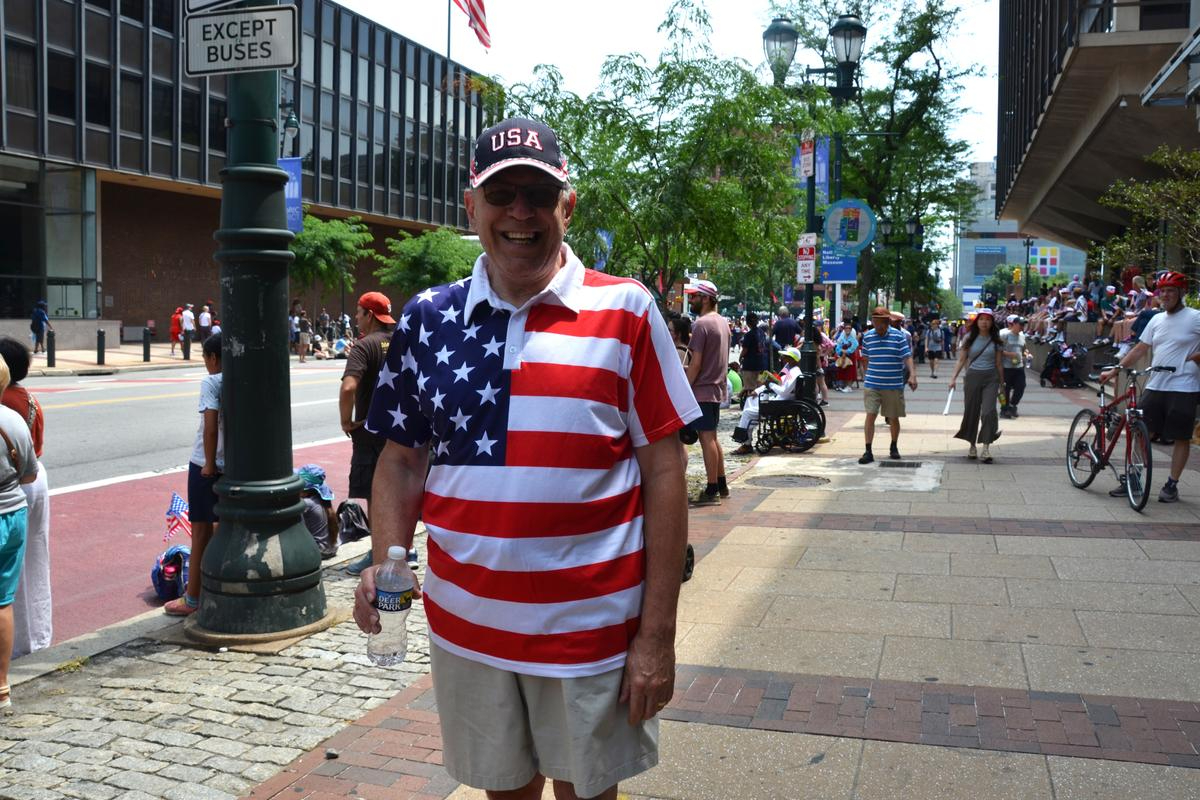 Michael Eckstein, tecnólogo jubilado de Filadelfia, asiste al Desfile del Día de la Independencia de Filadelfia el 4 de julio de 2024. (Frank Liang/The Epoch Times)