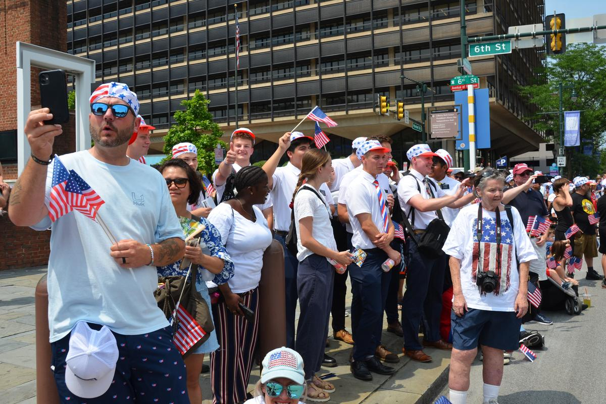 Josh Allison (1º izq.), propietario de una empresa comercial de tejados de Cleveland, Ohio, asiste al Desfile del Día de la Independencia de Filadelfia el 4 de julio de 2024. (Nancy Huang/The Epoch Times)