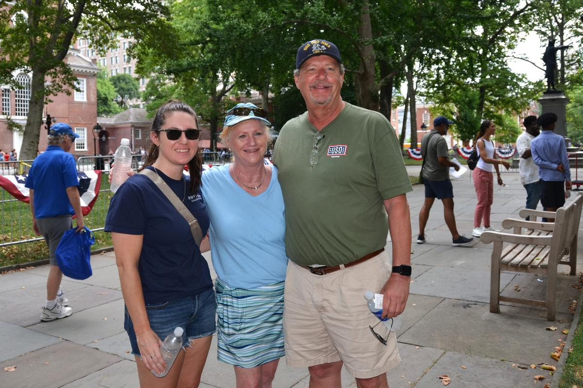 Neil Weidman (derecha), fotógrafo retirado de la Marina de Filadelfia, asiste al Desfile del Día de la Independencia de Filadelfia con su esposa y su hija el 4 de julio de 2024. (Frank Liang/The Epoch Times)