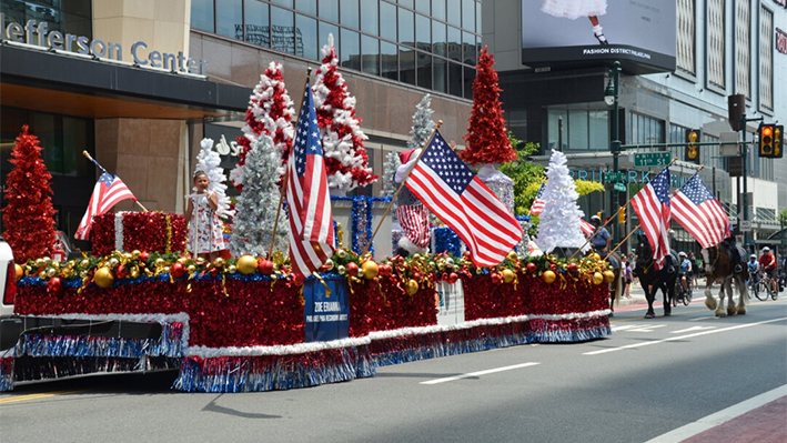 El 4 de julio de 2024, Filadelfia celebra el Día de la Independencia con una gran fiesta que incluye una ceremonia, un desfile y un festival. (Frank Liang/The Epoch Times)
