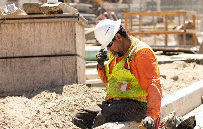 Un trabajador se ajusta el casco en una obra bajo el sol mientras el sur de California se enfrenta a una ola de calor, en Los Ángeles el 3 de julio de 2024. (Etienne Laurent/AFP vía Getty Images)
