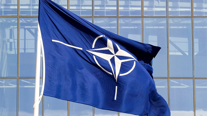 Una bandera de la OTAN se muestra en la sede de la Alianza antes de una reunión de ministros de Defensa de la OTAN, en Bruselas, el 21 de octubre de 2021. (Pascal Rossignol/Reuters)
