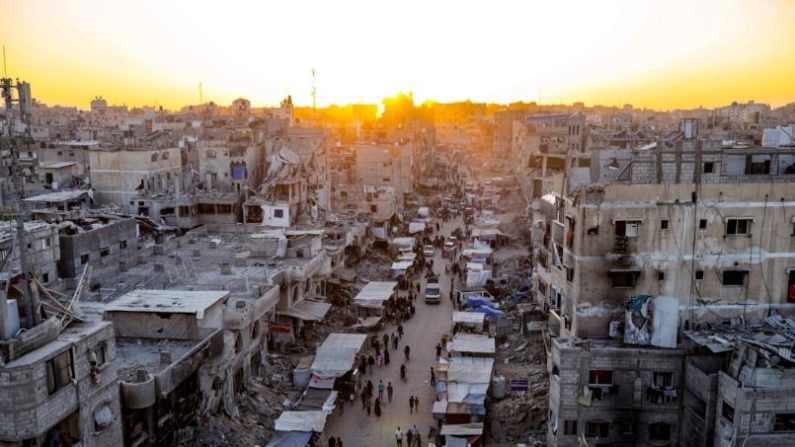 Palestinos desplazados por el bombardeo israelí a la Franja de Gaza caminan por un mercado callejero en Khan Younis, sur del territorio, el 29 de junio de 2024. (Jehad Alshrafi/Foto AP)