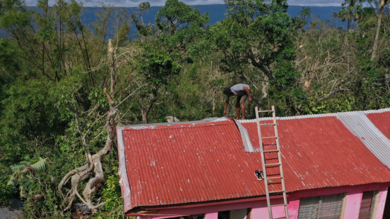 En una vista aérea, Unjoy Benneett repara su tejado después de que resultara dañado cuando el huracán Beryl pasó por la zona el 05 de julio de 2024 en Saint Elizabeth Parish, Jamaica. (Joe Raedle/Getty Images)