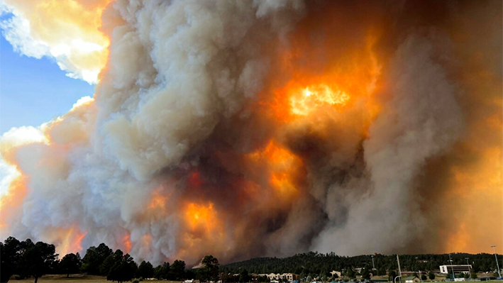 El humo se eleva de los incendios en Ruidoso, Nuevo México, el 17 de junio de 2024. (Pam Bonner vía AP)