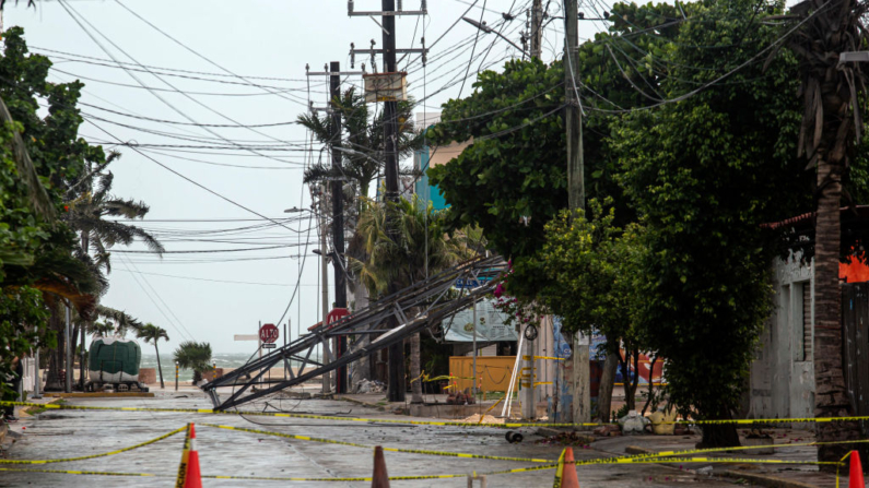 Algunos daños causados por los fuertes vientos durante el paso de la tormenta tropical Beryl se ven en Progreso, Península de Yucatán, México, el 5 de julio de 2024. (Hugo Borges/AFP vía Getty Images)