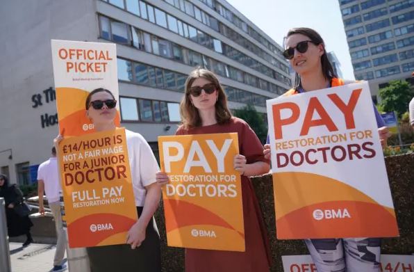 Médicos en huelga de la Asociación Médica Británica (BMA) en la línea de piquete frente al Hospital St. Thomas en Londres, el 14 de junio de 2023. (Lucy North/PA Media)