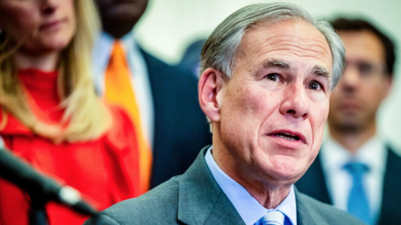 El gobernador de Texas, Greg Abbott, habla durante una conferencia de prensa en Austin, Texas, el 15 de marzo de 2023. (Brandon Bell/Getty Images)