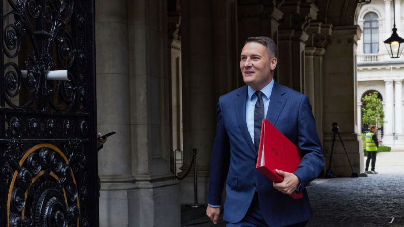 El secretario de Estado de Salud y Atención Social del Reino Unido, Wes Streeting, se dirige al número 10 para su primer día como ministro del gabinete en Downing Street el 6 de julio de 2024 en Londres, Inglaterra. (Alex McBride/Getty Images)