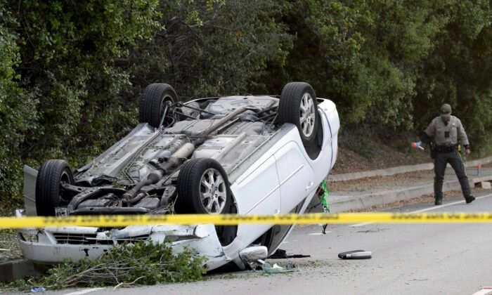 Personal de la Oficina del Sheriff del Condado de Ventura investiga la escena de un accidente de coche mortal en Thousand Oaks, California, el 18 de abril de 2023. (Juan Carlo/Ventura County Star vía AP)
