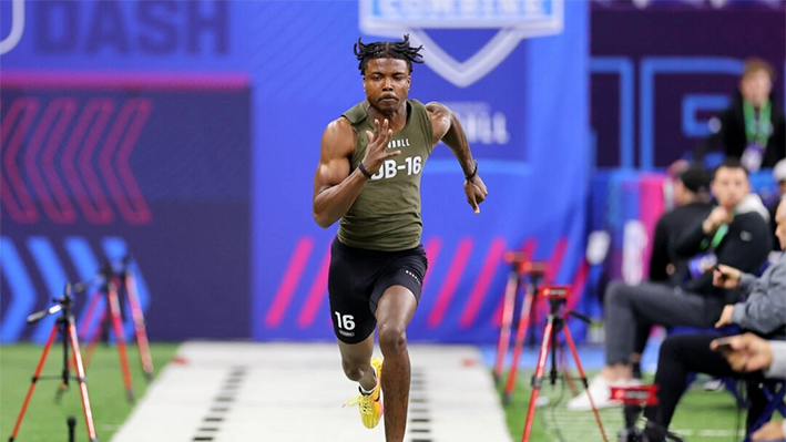 Khyree Jackson #DB16 de Oregon participa en la carrera de 40 yardas durante el NFL Combine en el Lucas Oil Stadium en Indianápolis, Indiana, el 1 de marzo de 2024. (Stacy Revere/Getty Images)
