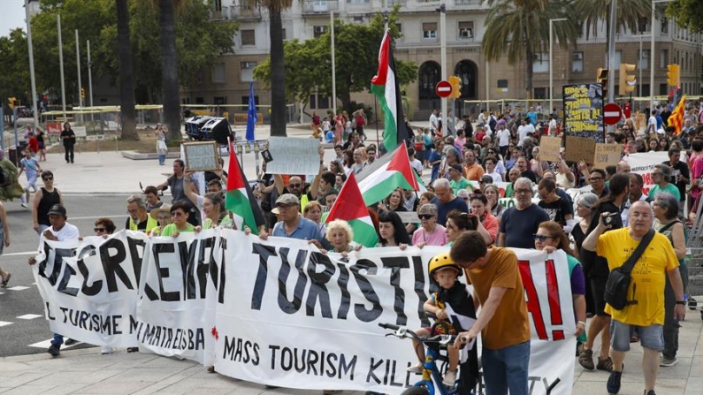 Manifestación organizada por entidades ecologistas, vecinales y sociales, este sábado 6 de julio de 2024 en Barcelona (España), para reclamar "poner límites" al turismo en la ciudad. EFE/ Toni Albir