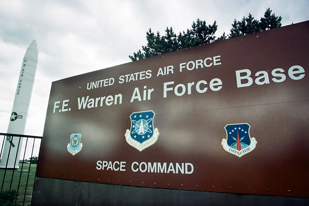 La entrada de la base Warren de la Fuerza Aérea cerca de Cheyenne, Wyoming, en esta foto de archivo. Un terreno de 12 acres, adquirido por ciudadanos chinos en 2022, se encuentra a una milla de la base aérea estadounidense. (Michael Smith/Getty Images)