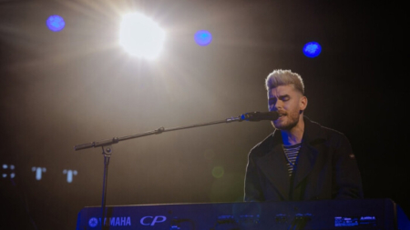 «Hecho para volar»: El cantante Colton Dixon mantiene la fe ante todo