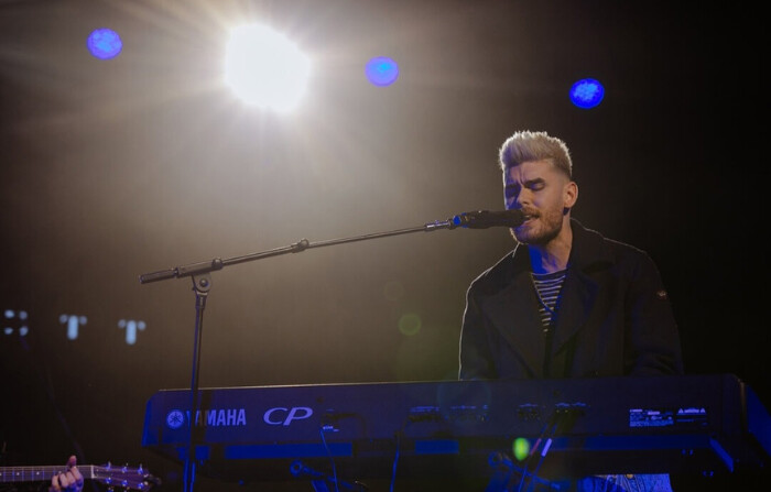 Colton Dixon actúa en el Warner Music Nashville Lunch en el Omni Nashville Hotel el 13 de marzo de 2023. (Catherine Powell/Getty Images)