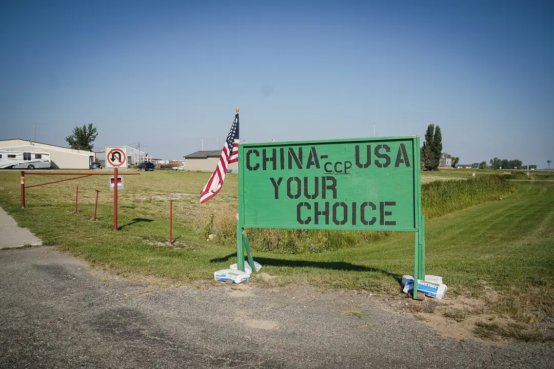 Un cartel que se opone a un proyecto de molino de maíz en Grand Forks, N.D., el 25 de diciembre de 2023. Muchos residentes se oponen a la inversión en un molino de maíz por parte de una empresa china presuntamente vinculada al Partido Comunista Chino. (Allan Stein/The Epoch Times)