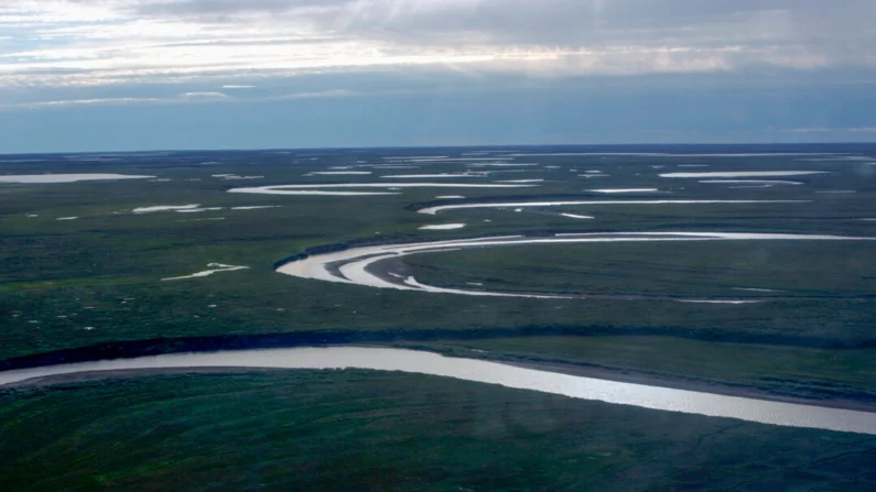 El arroyo Fish Creek atraviesa la Reserva Nacional de Petróleo de Alaska, gestionada por la Oficina de Administración de Tierras, en el North Slope de Alaska, el 8 de julio de 2004. (David W. Houseknecht/Servicio Geológico de Estados Unidos vía AP)