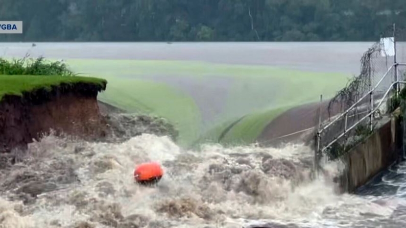 El agua hace ceder el terreno donde se encuentra una presa a lo largo del río Little Wolf en Manawa, Wisconsin, el 5 de julio de 2024. (WGBA-TV vía AP)