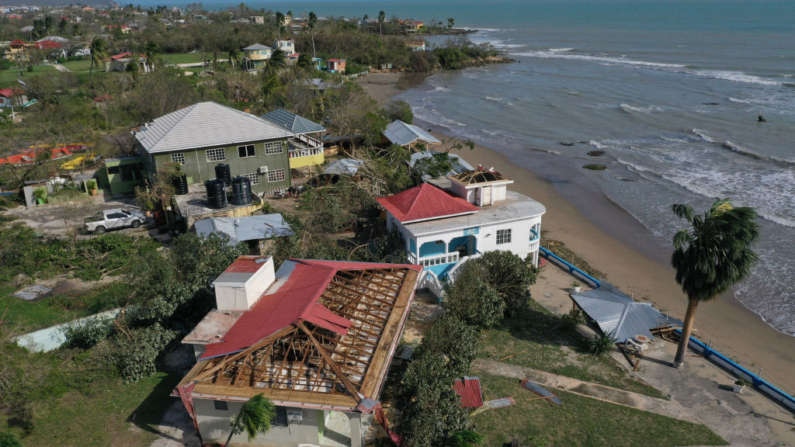 Una vista aérea de una casa donde el techo fue dañado cuando el huracán Beryl pasó por la zona el 04 de julio de 2024 en Saint Elizabeth Parish, Jamaica. (Joe Raedle/Getty Images)