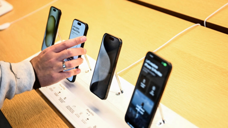 Un cliente compara los dispositivos de la serie Apple iPhone 15 en exhibición para la venta en la tienda minorista de Apple en The Grove el día del lanzamiento en Los Ángeles, California, el 22 de septiembre de 2023. (Patrick T. Fallon/AFP via Getty Images)





