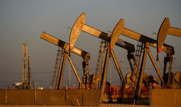 Un conjunto de equipos de bombeo operan cerca del sitio de un nuevo pozo de petróleo y gas que se está perforando en Midland, Texas, el 8 de abril de 2022. (Eli Hartman/Odessa American vía AP, Archivo)