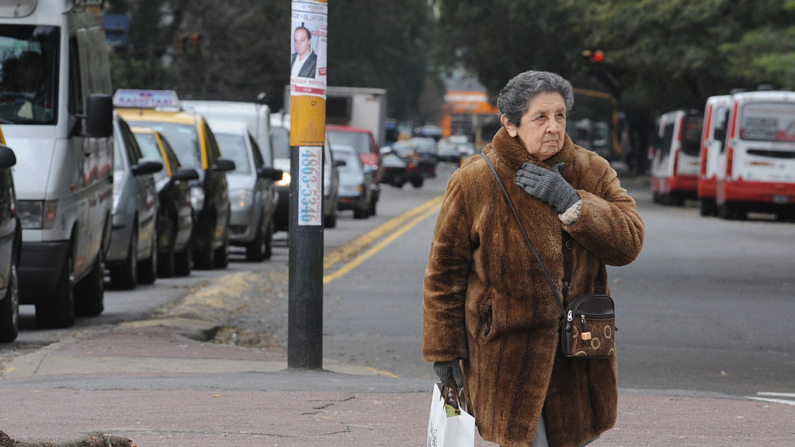 Una mujer se cubre durante una ola de frío en Buenos Aires (Argentina) en una fotografía de archivo. (Daniel Garcia/AFP vía Getty Images)