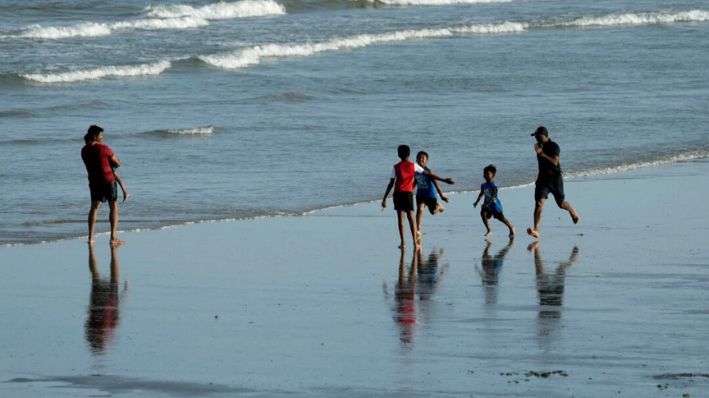 Un grupo juega en la playa antes de la llegada de Beryl, en Port Aransas, Texas, el 6 de julio de 2024. (Eric Gay/Foto AP)