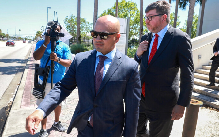 Walt Nauta (izq.), un ayudante del expresidente Donald Trump, camina con su abogado, Stanley Woodward (der.), mientras salen del Alto Lee Adams Sr United States Courthouse, en Fort Pierce, Florida, el 22 de mayo de 2024. (Joe Raedle/Getty Images)