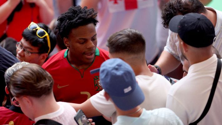 Darren Jason Watkins Jr, YouTuber estadounidense conocido como 'IShowSpeed', interactúa con los fanáticos antes del partido de la fase de grupos de la UEFA EURO 2024 entre Georgia y Portugal en el Arena AufSchalke el 26 de junio de 2024 en Gelsenkirchen, Alemania. (Dean Mouhtaropoulos/Getty Images)