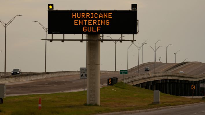 Un letrero notifica a los automovilistas que se preparen para el huracán Beryl, el domingo 7 de julio de 2024, en Portland, Texas. (AP Photo/Eric Gay)