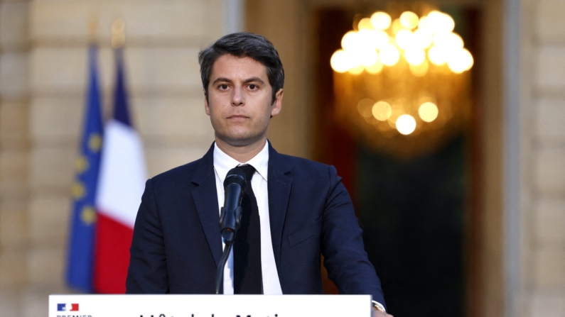 El primer ministro francés, Gabriel Attal, pronuncia un discurso tras los primeros resultados de la segunda vuelta de las elecciones legislativas francesas en Matignon, París, el 7 de julio de 2024. (Ludovic Marin/AFP vía Getty Images)