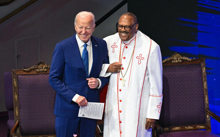 El presidente Joe Biden (izquierda) junto al obispo Ernest Morris, durante un servicio religioso y un acto de campaña en la Iglesia de Dios en Cristo de Mount Airy, en Filadelfia, el 7 de julio de 2024. (Saul Loeb/AFP vía Getty Images)