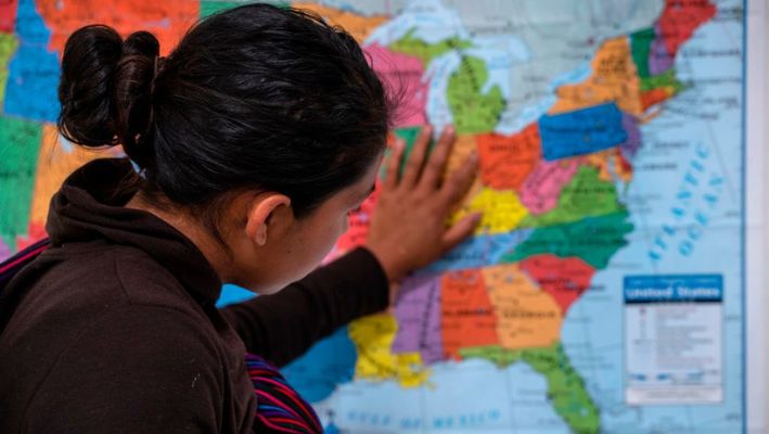 Foto de archivo de una mujer tocando un mapa de los Estados Unidos en la Casa del Refugiado, un centro para ayudar al gran flujo de migrantes que eran liberados por la Patrulla Fronteriza de los Estados Unidos y el Servicio de Inmigración y Control de Aduanas en El Paso, Texas, el 24 de abril de 2019. (PAUL RATJE/AFP vía Getty Images)