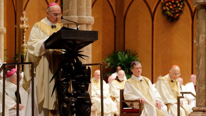 Carlo Maria Viganò, Nuncio Apostólico de los Estados Unidos, lee el Mandato Apostólico durante la misa de Instalación del Arzobispo Blase Cupich en la Catedral del Santo Nombre, el 18 de noviembre de 2014 en Chicago. (Charles Rex Arbogast-Pool/Getty Images)