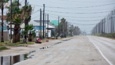 Huracán Beryl toca tierra en la costa de Texas